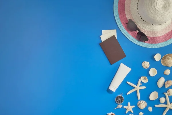 Yaz aksesuarları seyahat mavi ahşap masa