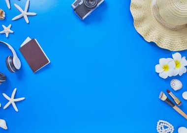 mavi arka plan üzerinde yaz gezgin plaj aksesuarları