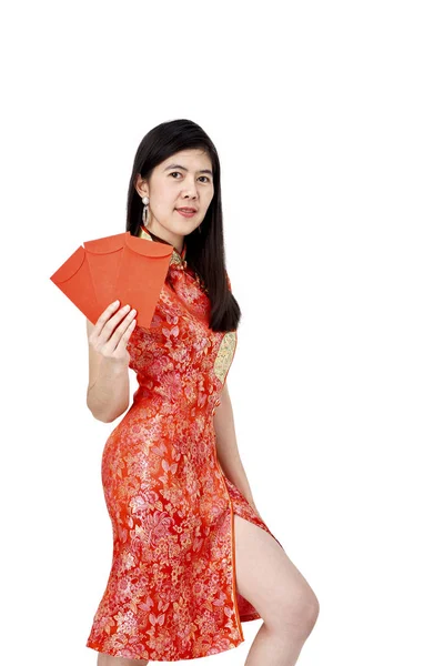 Asiática bonita mujer en rojo cheongsam vestido — Foto de Stock