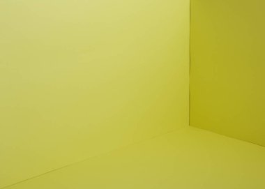 Pencereden ışık ile boş köşe sarı oda