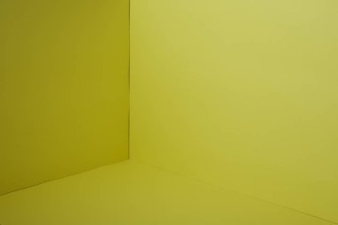 Pencereden ışık ile boş köşe sarı oda