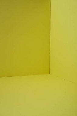 Pencereden ışık ile boş köşe sarı oda