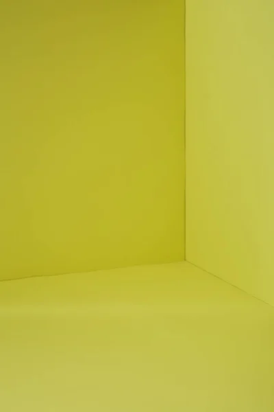Quarto Amarelo Canto Vazio Com Luz Janela — Fotografia de Stock