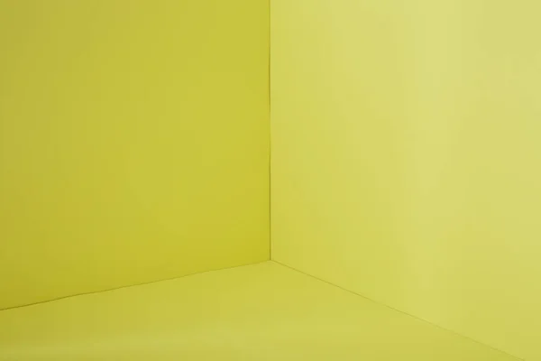 Quarto Amarelo Canto Vazio Com Luz Janela — Fotografia de Stock