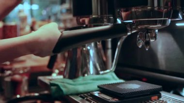 Kahve makinesi Kahve Dükkanı'nda iş başında