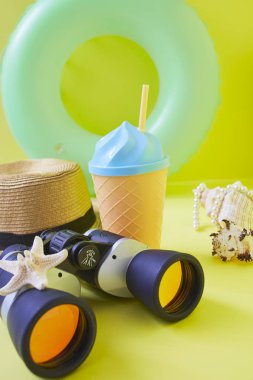 Yaz tatilleri parlak sarı duvar arka plan