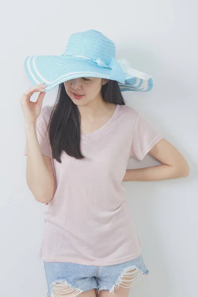 Gelukkig Aziatische vrouw het dragen van de zomer mode — Stockfoto