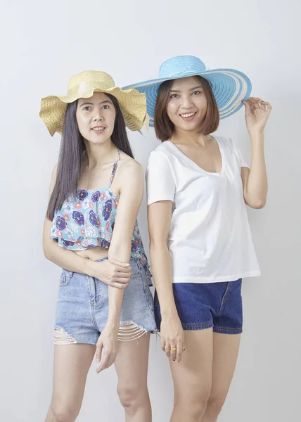 Aziatische mooie jonge meisje vrienden reizen zomer — Stockfoto