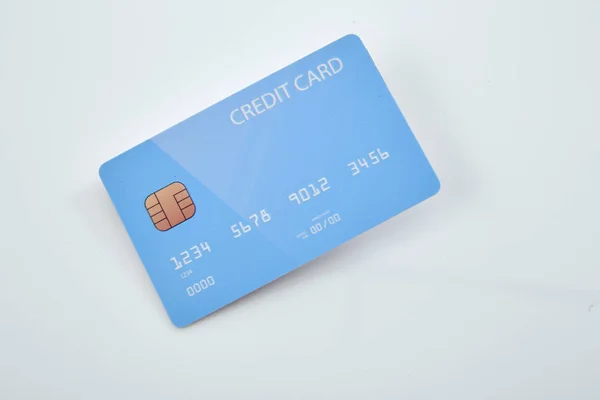 Leere blaue Kreditkarte auf weißem Hintergrund — Stockfoto