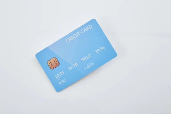 Pusta niebieska karta kredytowa na białym tle — Zdjęcie stockowe