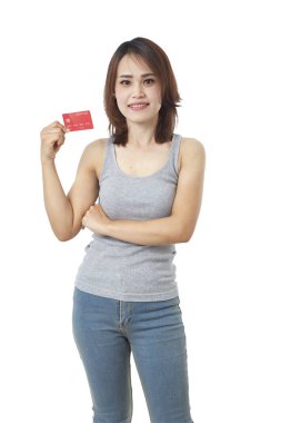 Genç gülümseyen Asyalı kadın kredi kartı sunuyor.