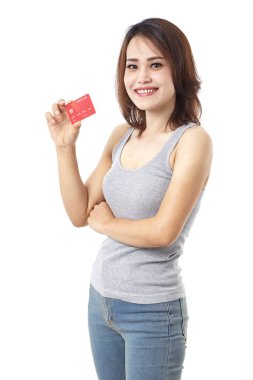 Genç gülümseyen Asyalı kadın kredi kartı sunuyor.