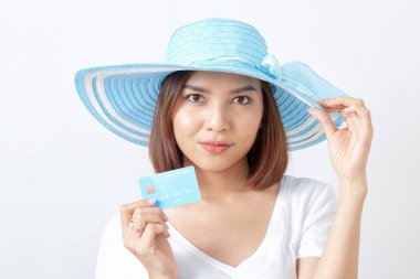 Yaz tatilinde kredi kartı tutan kadın.