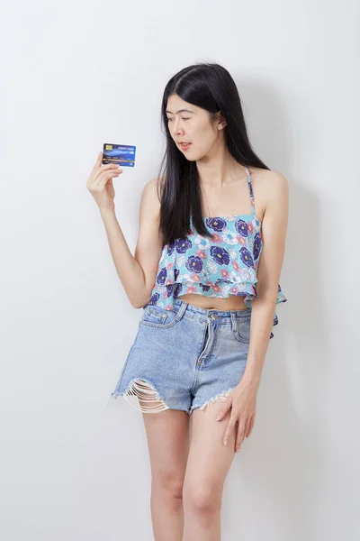 Mujer con tarjeta de crédito vacaciones de verano — Foto de Stock