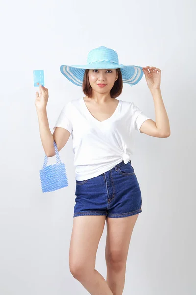 Mulher segurando cartão de crédito férias de verão — Fotografia de Stock