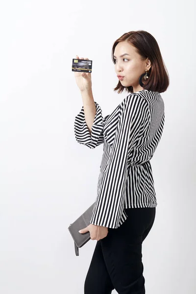 Aziatische vrouw Holding kaart — Stockfoto