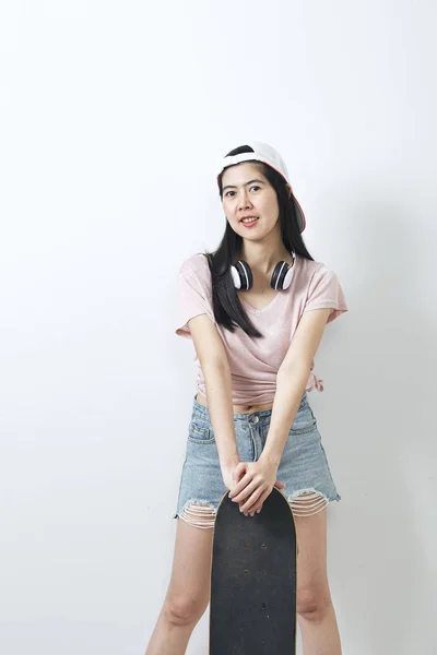 스케이트 보드를 들고 아름 다운 아시아 여자 — 스톡 사진