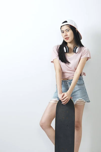 美丽的亚洲女孩拿着滑板 — 图库照片
