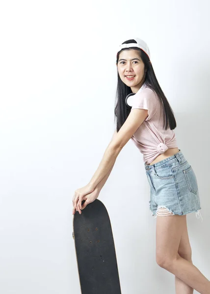 스케이트 보드를 들고 아름 다운 아시아 여자 — 스톡 사진