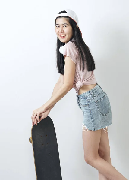 Mooie Aziatische meisje Holding skateboard — Stockfoto