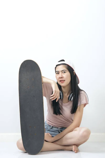 Mooie Aziatische meisje Holding skateboard — Stockfoto