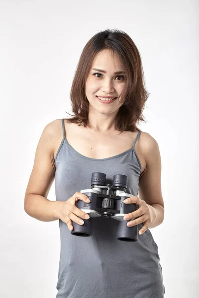 Jovem mulher asiática com binóculos — Fotografia de Stock