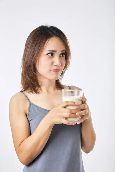Kvinna som håller i ett glas mjölk — Stockfoto