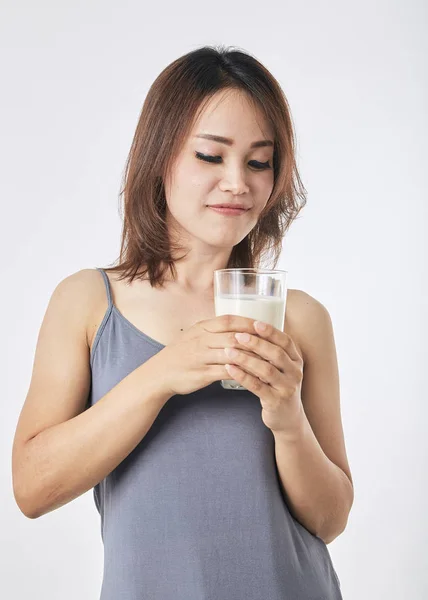 牛乳を持っている女性 — ストック写真
