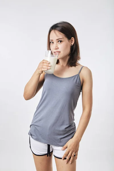 Mujer sosteniendo un vaso de leche — Foto de Stock
