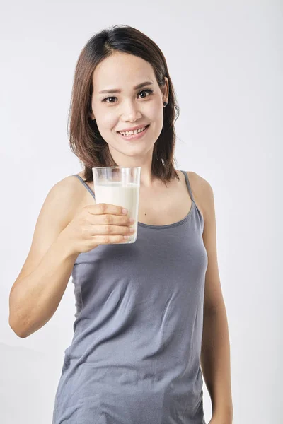Kobieta trzymająca szklankę mleka — Zdjęcie stockowe