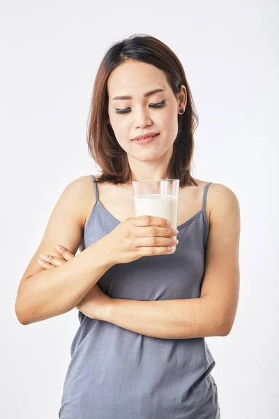 Kvinna som håller i ett glas mjölk — Stockfoto