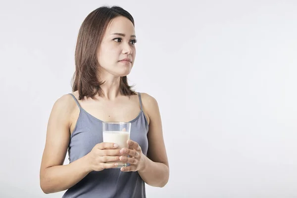 Kvinna som håller i ett glas mjölk — Stockfoto