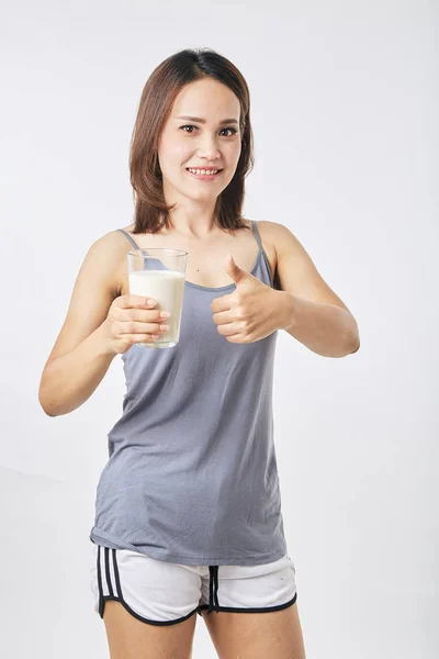 Vrouw met een glas melk — Stockfoto