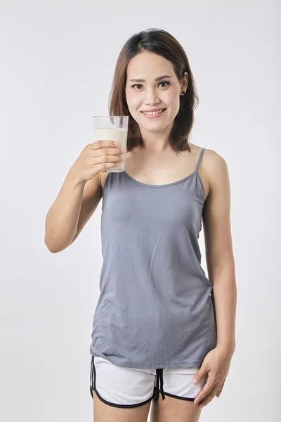 Elinde bir bardak süt tutan kadın. — Stok fotoğraf