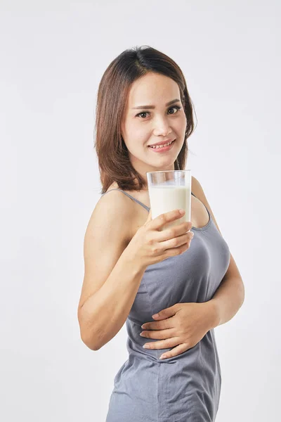 Elinde bir bardak süt tutan kadın. — Stok fotoğraf