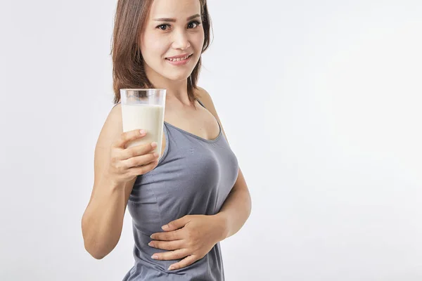 Женщина держит стакан молока — стоковое фото