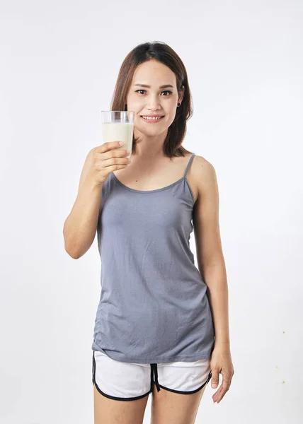 우유 한 컵을 들고 있는 여자 — 스톡 사진