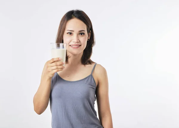 Egy nő kezében egy pohár tej. — Stock Fotó