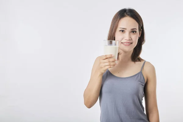 Mujer sosteniendo un vaso de leche — Foto de Stock