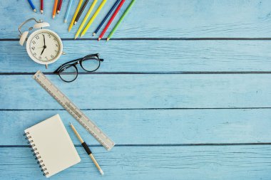 Düz Okul arka plana geri yatıyordu