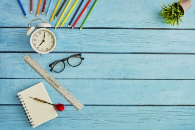 Düz Okul arka plana geri yatıyordu