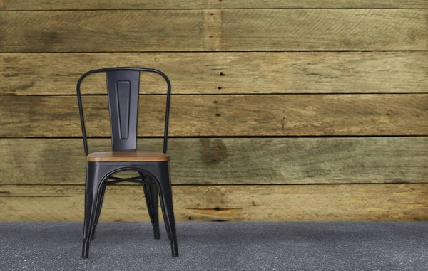 Chaise moderne en acier noir dans une pièce en bois béton intérieur — Photo