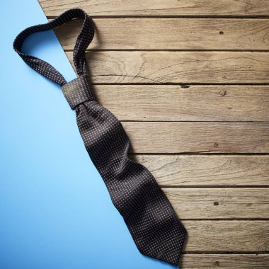 Ahşap masa backround üzerinde Babalar gün kravat