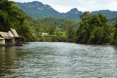Nehir üzerinde yüzen birçok ahşap ev