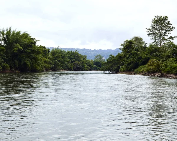 Cestovní Kanchanaburi řeka Kwai Yai — Stock fotografie