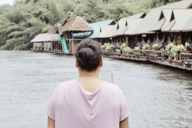 Gölde arka görünüm kadın gezgin