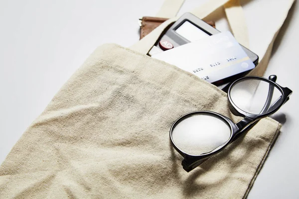 Saco de pano com cartão de crédito e bolsa em branco — Fotografia de Stock