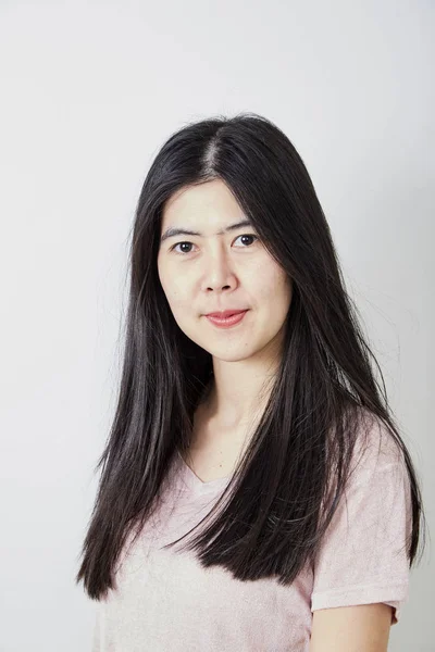 Retrato hermosa joven casual asiática mujer — Foto de Stock