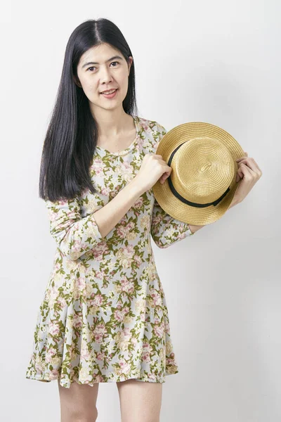 Retrato mujer asiática verano con sombrero — Foto de Stock
