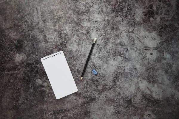 Ofis masası Boş not defteri ve kalem — Stok fotoğraf
